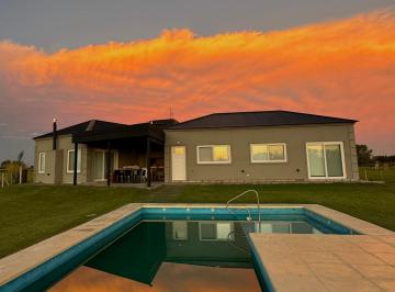 Casa de 5 ambientes, Mercedes · Casa con Pileta en Lote de 2000 m² en Barrio Santa Catalina, Mercedes