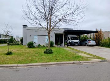 Casa · 210m² · 4 Ambientes · 2 Cocheras · Casa en Venta Molino Haras Santa María Escobar