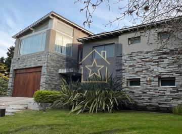 Casa · 250m² · 7 Ambientes · Casa en Alquiler Para 12 Personas Carilo - Piscina Climatizada