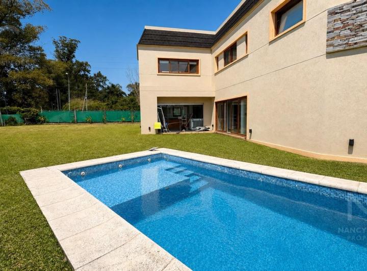 Casa · 270m² · 5 Ambientes · 2 Cocheras