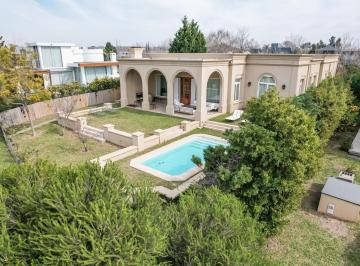Casa · 300m² · 4 Dormitorios · 2 Cocheras · Casa en Venta de Una Planta en El Barrio La Isla