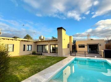 Casa de 6 ambientes, Tandil · Casa de Categoría 4 Dorm. Pileta Quincho Barrio Solares del Golf en Venta