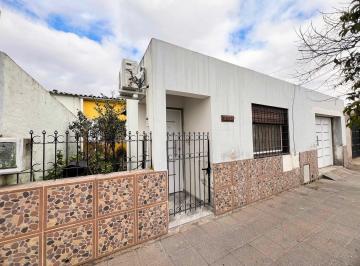 Casa · 145m² · 4 Ambientes · 1 Cochera · Casa en Pje. E. Carriego 2067