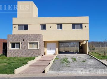 Casa · 175m² · 5 Ambientes · 2 Cocheras · Casa en Alquiler Anual en Área 9 Barrio San Sebastián, Loma Verde