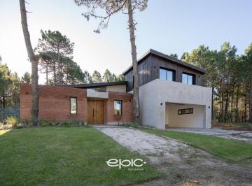 Casa · 223m² · 6 Ambientes · 2 Cocheras · Casa en Venta Barrio Pioneros en Pinamar