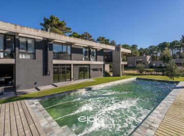 Casa · 248m² · 5 Ambientes · 1 Cochera · Casa en Venta 5 Ambientes Pinamar Barrio Alamos