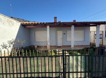 Casa · 106m² · 5 Ambientes · 1 Cochera · Casa en Venta de 2 Dorm. - Cinco Saltos