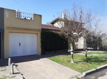 Casa · 111m² · 3 Ambientes · 1 Cochera · ¡Bajó Precio por Mudanza! Casa 4 Ambientes|garage|parrilla