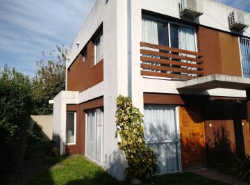 Casa · 80m² · 3 Ambientes · 1 Cochera · Casa/dúplex en Alquiler en City Bell