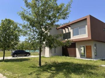 Casa · 141m² · 4 Ambientes · 4 Cocheras · Excelente Casa en Venta, Santa Isabel II, Maschwitz - Terminaciones de Primer Nivel, Sol de Tarde