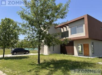 Casa · 141m² · 4 Ambientes · 4 Cocheras · Excelente Casa en Venta, Santa Isabel II, Maschwitz - Terminaciones de Primer Nivel, Sol de Tarde