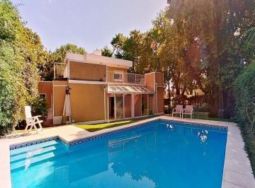Casa · 297m² · 5 Ambientes · 2 Cocheras · Venta Casa 5 Amb Jardin Pileta en B. San Carlos