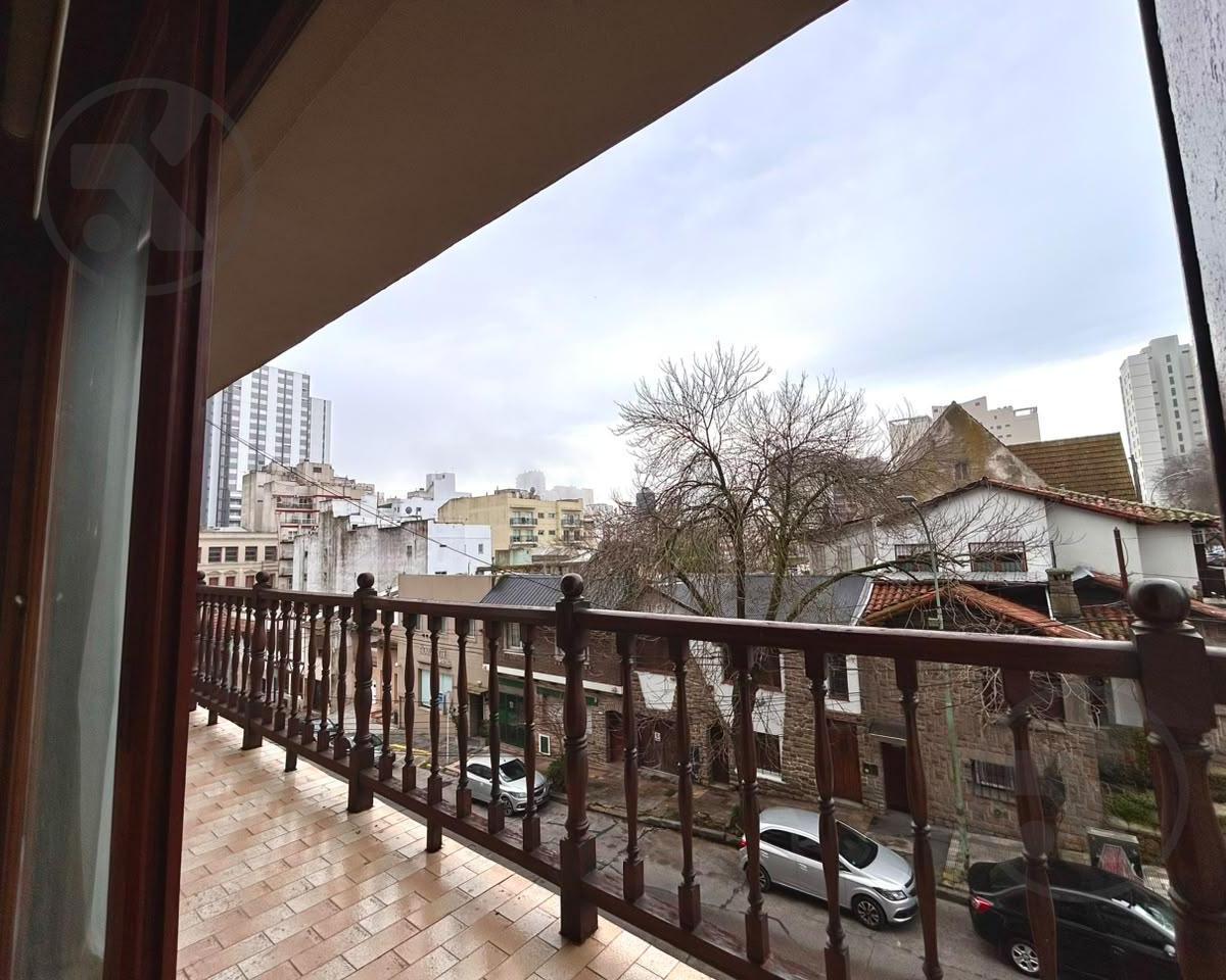 Departamento 2 ambientes al frente con balcón corrido y cochera