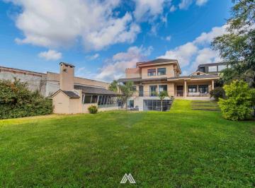 Casa · 215m² · 8 Ambientes · 7 Cocheras · Alquiler de Residencia de Categoría en Pando