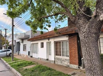 Casa · 53m² · 3 Ambientes · 1 Cochera · Inmejorable Casa en Martinez
