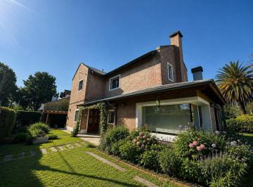 Casa · 220m² · 6 Ambientes · 2 Cocheras · Muy Linda Casa en Venta en Bella Vista
