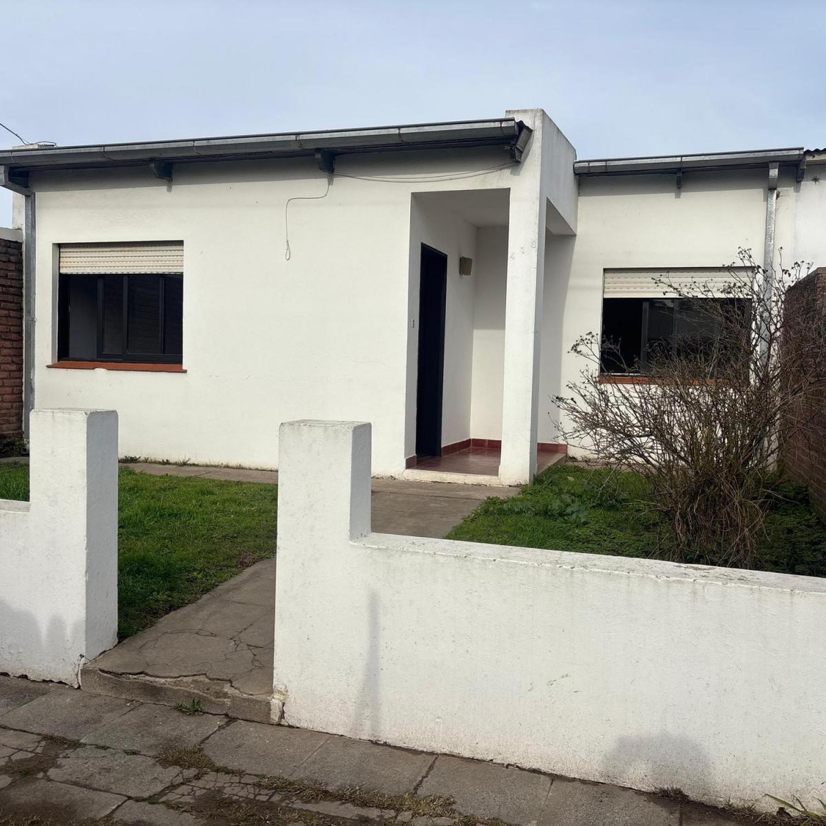 Casa en alquiler. Labarden 418. 3 dorm, 1 baño.