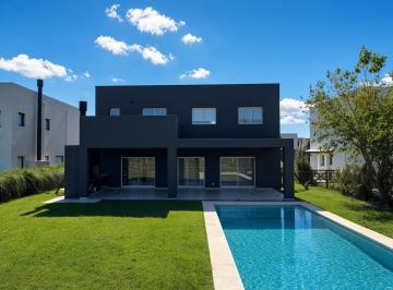 Casa · 166m² · 4 Ambientes · 4 Cocheras · Casa en Venta en Puertos del Lago – Barrio Acacias | 3 Dorm. | Pileta