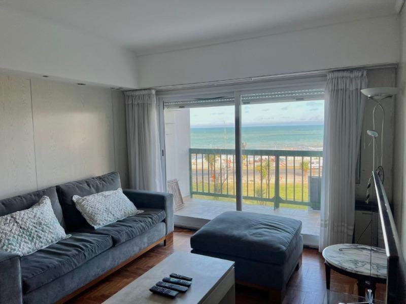 Gran departamento frente a las mejores playa de la perla. La unidad se encuentra en un segundo piso al frente con un gran balcon.