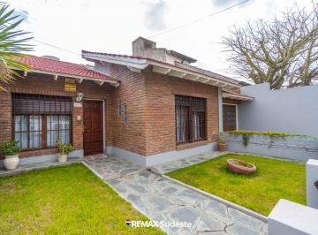 Casa · 135m² · 4 Ambientes · 1 Cochera · Venta Casa 3 Dorm. y Pileta Barrio Pacifico