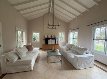 Casa · 220m² · 5 Ambientes · 3 Cocheras · # en Alquiler Cómoda y Amplia Propiedad de 6 Ambientes en El Barrio Los Sauces