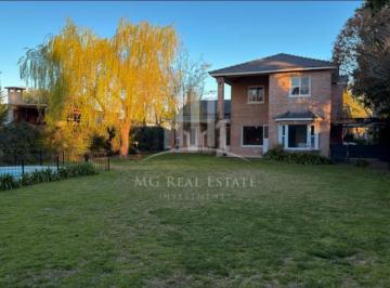 Casa · 220m² · 5 Ambientes · 3 Cocheras · # en Alquiler Cómoda y Amplia Propiedad de 6 Ambientes en El Barrio Los Sauces