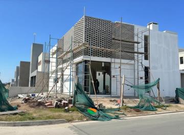 Casa · 212m² · 5 Ambientes · 2 Cocheras · Casa en Terrazas de Manantiales