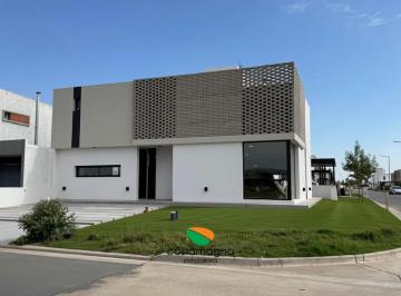 Casa · 212m² · 5 Ambientes · 2 Cocheras · Casa en Terrazas de Manantiales