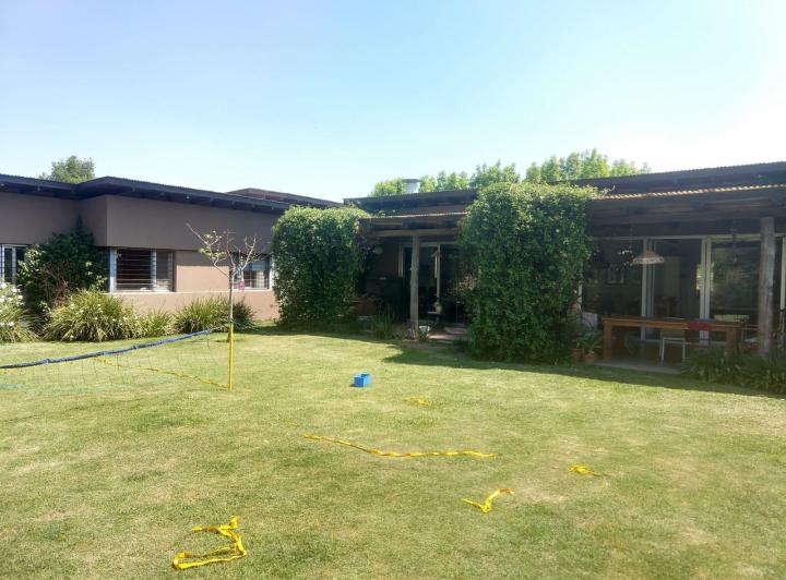 Casa · 300m² · 6 Ambientes · 2 Cocheras