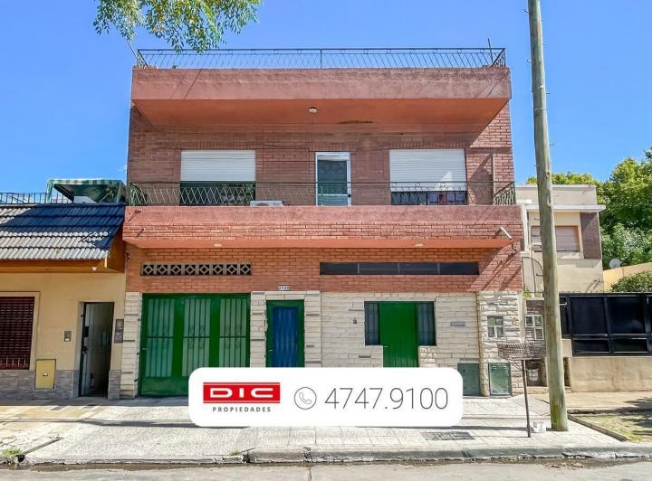 Casa · 215m² · 5 Ambientes · 2 Cocheras