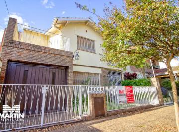 Casa · 158m² · 4 Ambientes · 1 Cochera · Casa 4 Amb con Jardín y Quincho en Martínez