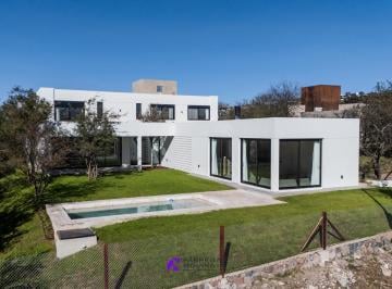 Casa · 414m² · 3 Ambientes · 2 Cocheras · ¡Venta! Casa en La Pankana - La Mejor Vista del Barrio ¡A Estrenar!