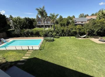 Casa · 260m² · 6 Ambientes · 3 Cocheras · Casa en Venta en Campo Grande con Pileta