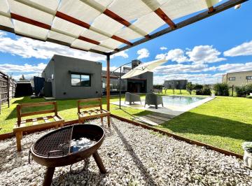 Casa · 140m² · 4 Ambientes · 4 Cocheras · Casa en Venta 3 Dorm + Piscina + Parrilla Galeria Luminosa y Espaciosa