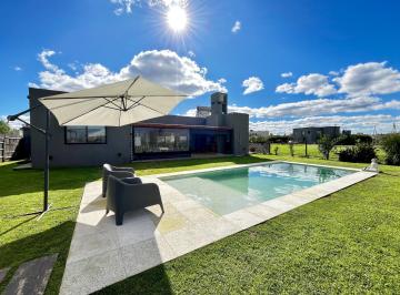 Casa · 140m² · 4 Ambientes · 4 Cocheras · Casa en Venta 3 Dorm + Piscina + Parrilla Galeria Luminosa y Espaciosa
