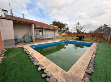 Casa · 170m² · 4 Ambientes · Chalet 3 Amb Sobre 3 Lotes 850 m² con Quincho y Piscina. Los Pinares.