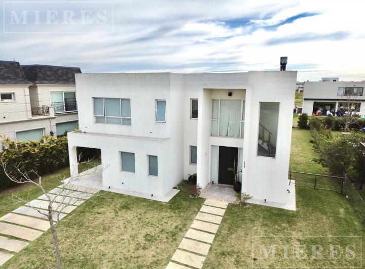 Casa · 175m² · 5 Ambientes · 2 Cocheras