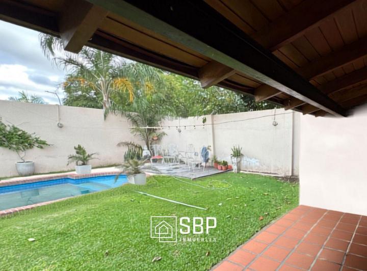 Casa · 330m² · 6 Ambientes · 2 Cocheras