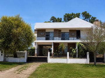 Casa · 225m² · 8 Ambientes · 1 Cochera · Venta de Casa 5 Dorm. con Pileta