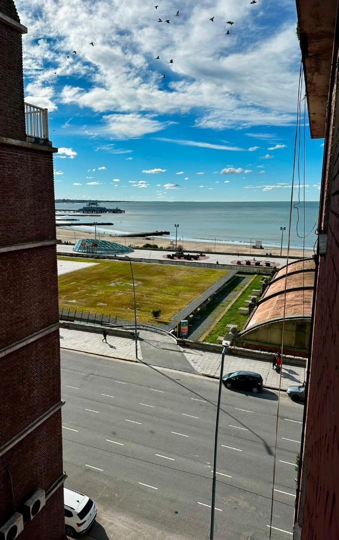 Departamento 1 ambiente lateral. Con pisos en porcelanato, balcón francés con vista lateral al mar