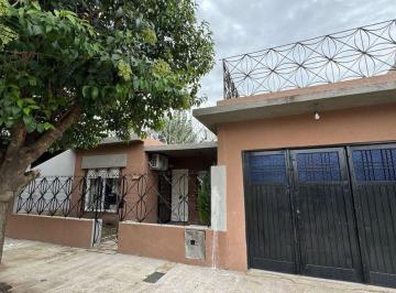 Casa · 70m² · 3 Ambientes · 2 Cocheras · Casa 3 Ambientes en Venta en Spegazzini con Picina