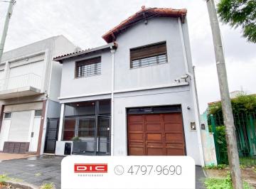 Casa · 240m² · 5 Ambientes · 1 Cochera · Chalet Multiflia C/piscina - Florida Belgrano - Oeste