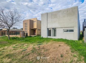 Casa · 155m² · 6 Ambientes · 1 Cochera · Venta | Permuta - Casa de 3 Dorm., con Cochera, Jardín - Barrio Punta Chacra, Roldán.
