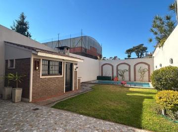 Casa · 241m² · 4 Ambientes · 2 Cocheras · Venta Casa 4 Ambientes Villa Raffo Pileta y Jardín