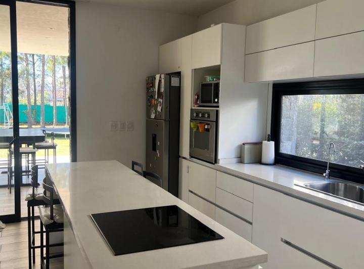 Casa · 300m² · 9 Ambientes