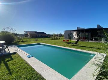 Casa · 162m² · 4 Dormitorios · 6 Cocheras · Casa en Una Planta con Jardín, Galería y Piscina| Club Manuel Belgrano - Ing. Maschwitz