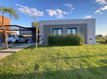 Casa · 162m² · 4 Dormitorios · 6 Cocheras · Casa en Una Planta con Jardín, Galería y Piscina| Club Manuel Belgrano - Ing. Maschwitz
