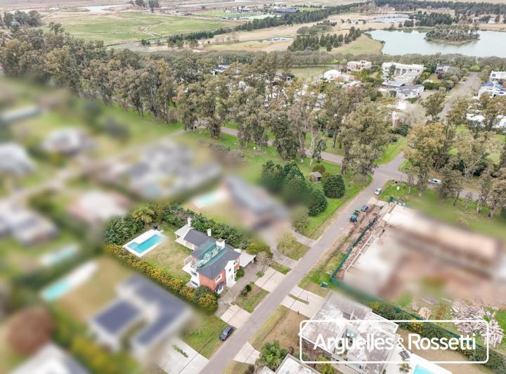 Casa · 340m² · 6 Ambientes · 4 Cocheras