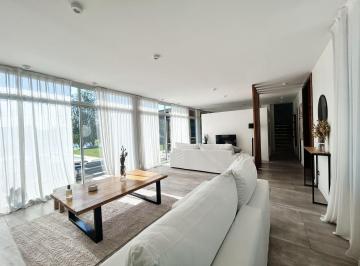 Casa · 295m² · 5 Ambientes · 3 Cocheras · Venta en Oportunidad Casa Salida a Laguna Canton Islas Mobiliario Incluido!