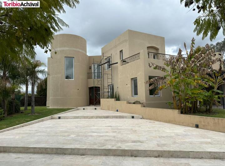 Casa · 386m² · 6 Ambientes · 2 Cocheras